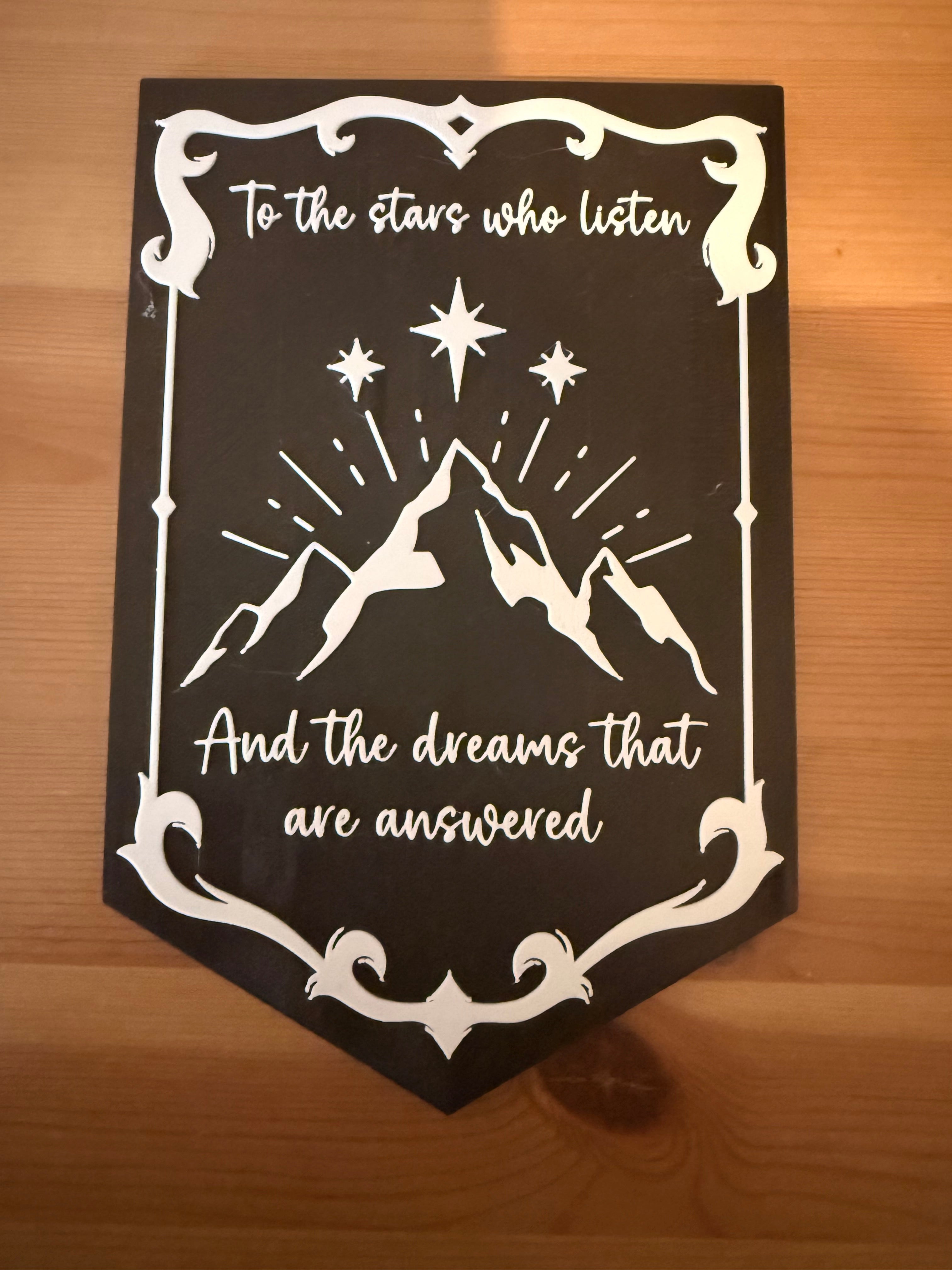 To the Stars Who Listen Shelf Sign – ACOTAR Bookshelf Decor