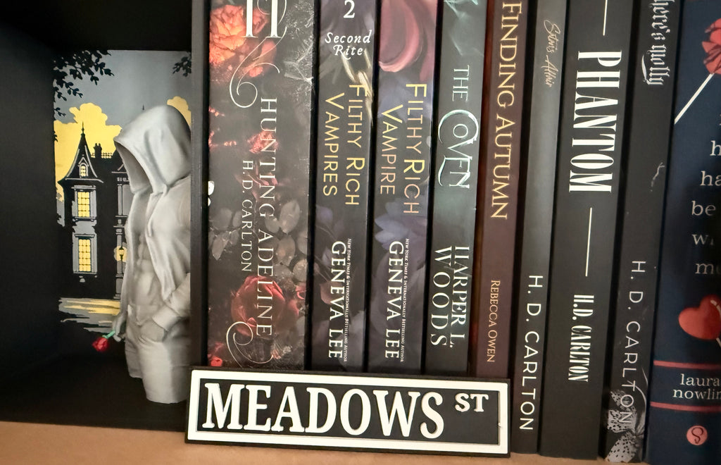 Meadows ST Street Sign – Zade Haunting Adeline Shelf Decor